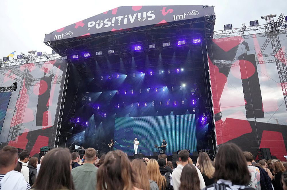 Pat tādi lieli festivāli kā "Positivus" nevarēs pretendēt uz atbalstu, kas saskaņā ar jaunajiem MK noteikumiem paredzēts dižpasākumiem. Nodibinājums "Latvijas Pasākumu forums" vērtē, ka regulējums der vienīgi starptautisku sporta turnīru norisei. Līdz ar to uz līdzekļiem var pretendēt vienīgi starptautiskās sporta federācijas, bet vietējie pasākumu organizētāji tiek atstāti bez jebkāda atbalsta.