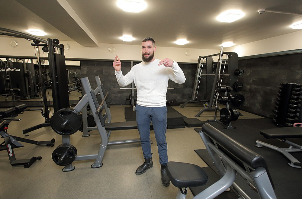 Alena Sorokina lolojums – neliela, taču pienācīgi aprīkota atlētisma un fitnesa zāle, par kādu nebūtu kauns lielākās pilsētās.