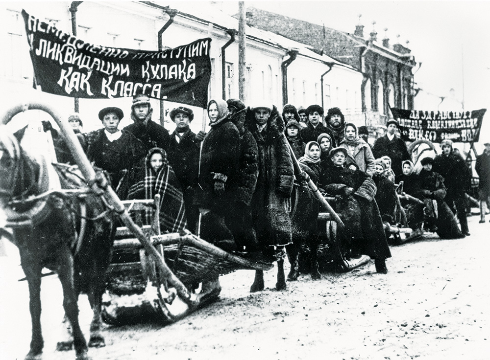 1920./30. gados individuālos zemniekus, kas centās saglabāt savu neatkarību un neiestājās kolhozā, atdodot visu savu īpašumu kolektīvajām vajadzībām, pasludināja par padomju varas ienaidniekiem jeb kulakiem un deportēja.