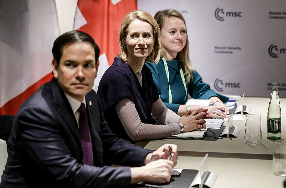 ASV valsts sekretārs Marko Rubio un Eiropas Savienības augstā pārstāve ārlietās un drošības politikas jautājumos Kaja Kallasa (centrā) tikās Minhenes drošības konferencē 15. februārī.