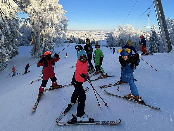 Gaiziņkalnā ziemas prieku baudītāju netrūkst.