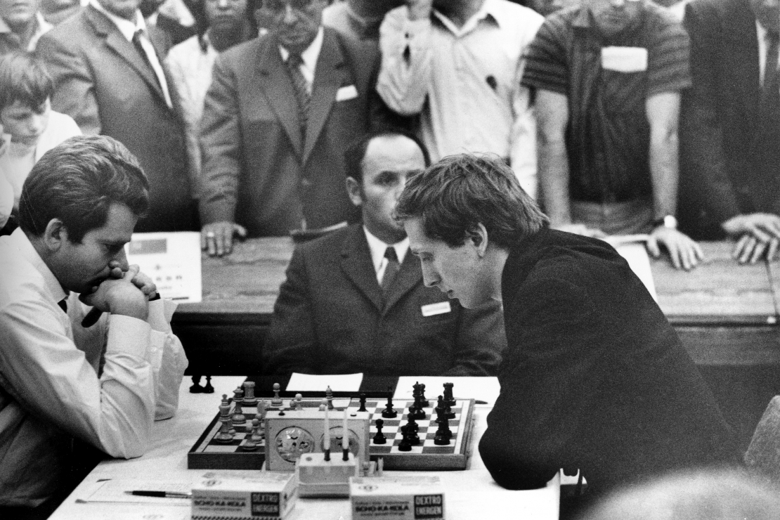 Boriss Spaskis (pa kreisi) no Krievijas un Bobijs Fišers no ASV redzami spēles laikā XIX Pasaules šaha olimpiādē Zīgenē, Vācijā, 1970. gada 20. septembrī.