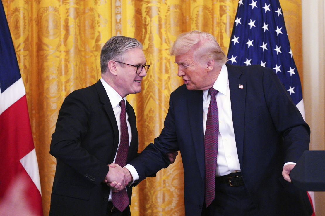 Kīrs Stārmers un Donalds Tramps. 