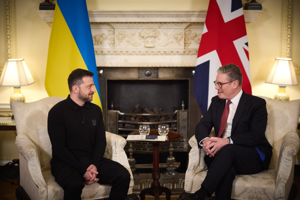 Lielbritānijas premjerministrs Kīrs Stārmers sestdien Londonā silti sagaidīja Ukrainas prezidentu Volodimiru Zelenski.