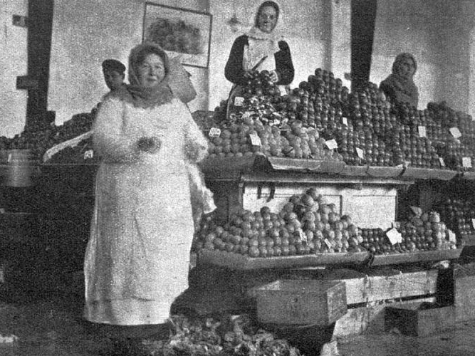 Apelsīnu tirgotājas Rīgas Vidzemes tirgū 1925. gadā.