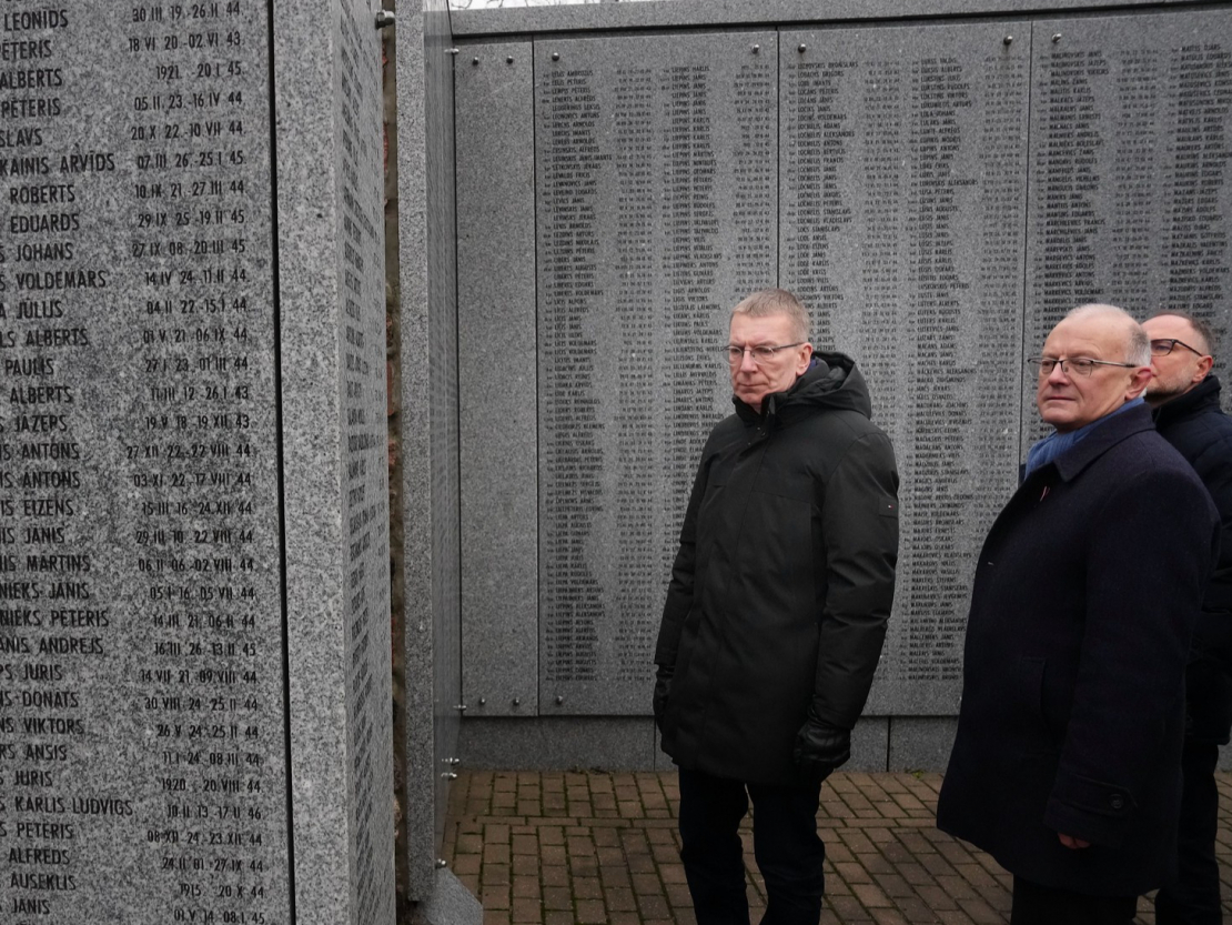 Aivars Sinka kopā ar Valsts prezidentu Edgaru Rinkēviču Lestenes Brāļu kapos aizv. gada 23.decembrī.