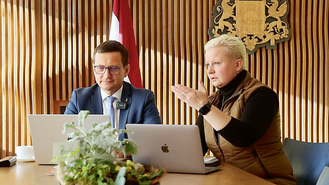 Intervijas laikā ar zemkopības ministru Armandu Krauzi.