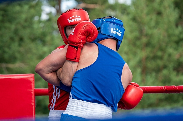 Latvijas amatieru bokss šobrīd ir neapskaužamā situācijā jeb boksa terminoloģijā runājot "kārtīgā klinčā" – valsts atbalsta īsti nav, tāpat kā vienas valsts atzītas organizācijas, kas vadītu šo sporta veidu.