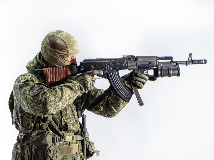 Krievu specvienības karavīrs ar AK-74.