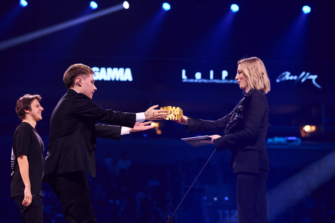 Mūzikas balvas "Gamma" pasniegšana.