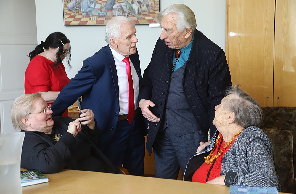Janīna Kursīte (no kreisās), Andris Grīnbergs, Ēriks Hānbergs un Lūcija Ķuzāne grāmatas atvēršanas pasākumā.