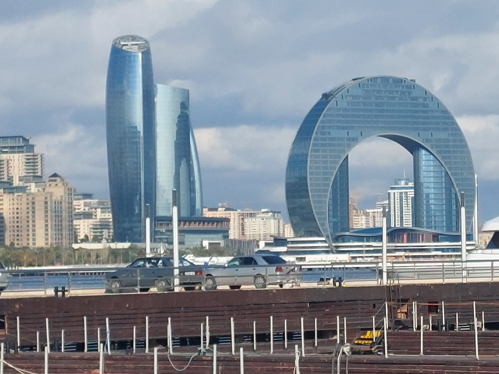 “Naftas nauda” devusi iespēju Baku papildināt ar greznām celtnēm. Viena
no iespaidīgākajām ir ēka, kas veidota pusmēness formā.