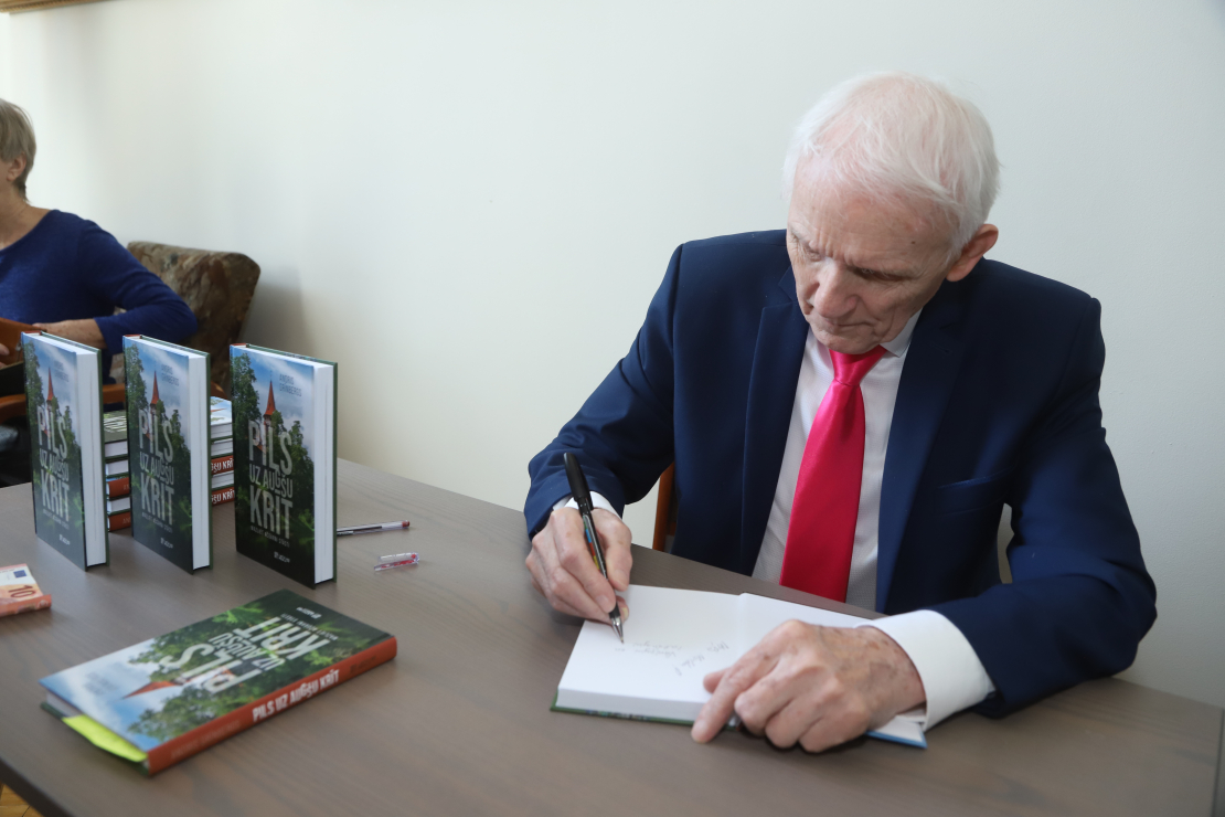 Andris Grīnbergs 85 gadus nosvin ar jaunu grāmatu.