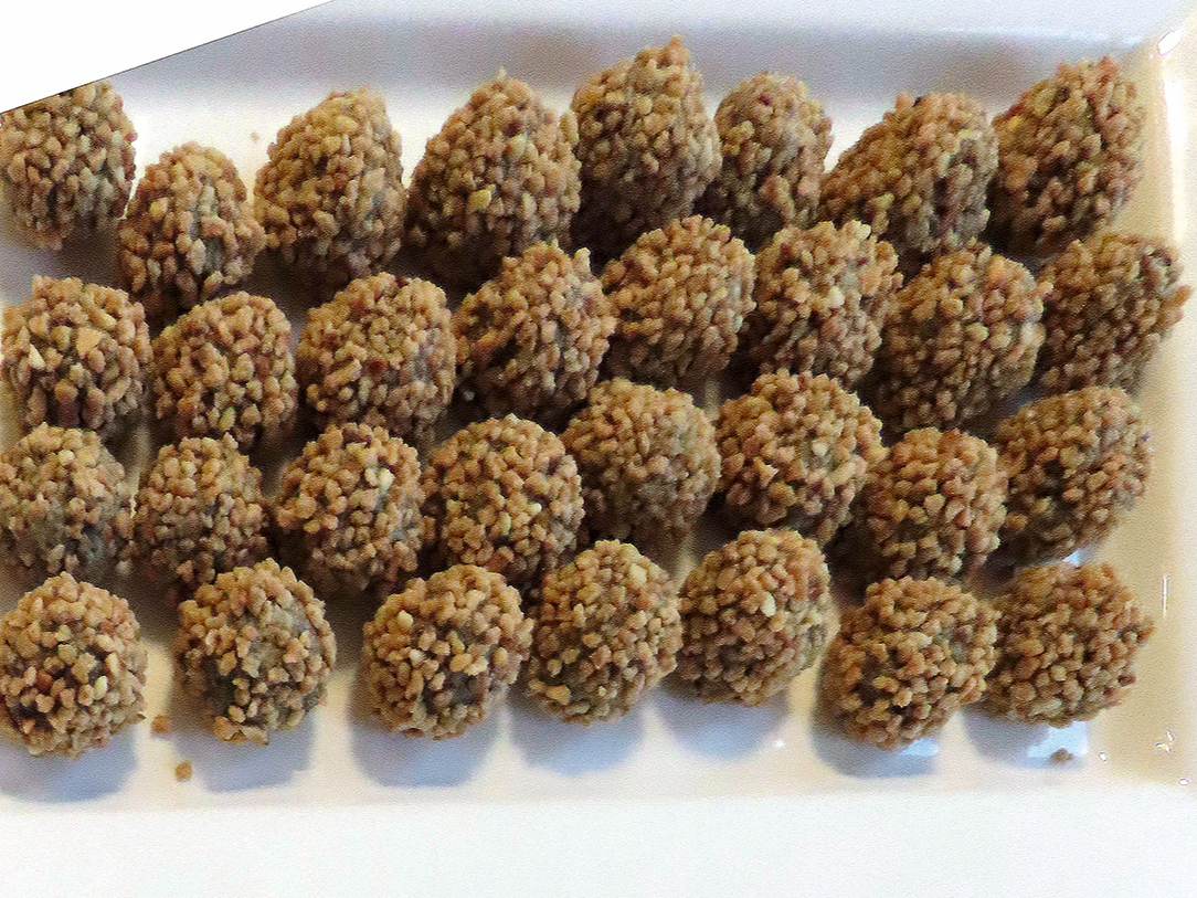 Ar sieru pildītas kartupeļu un kaņepju kroketes  