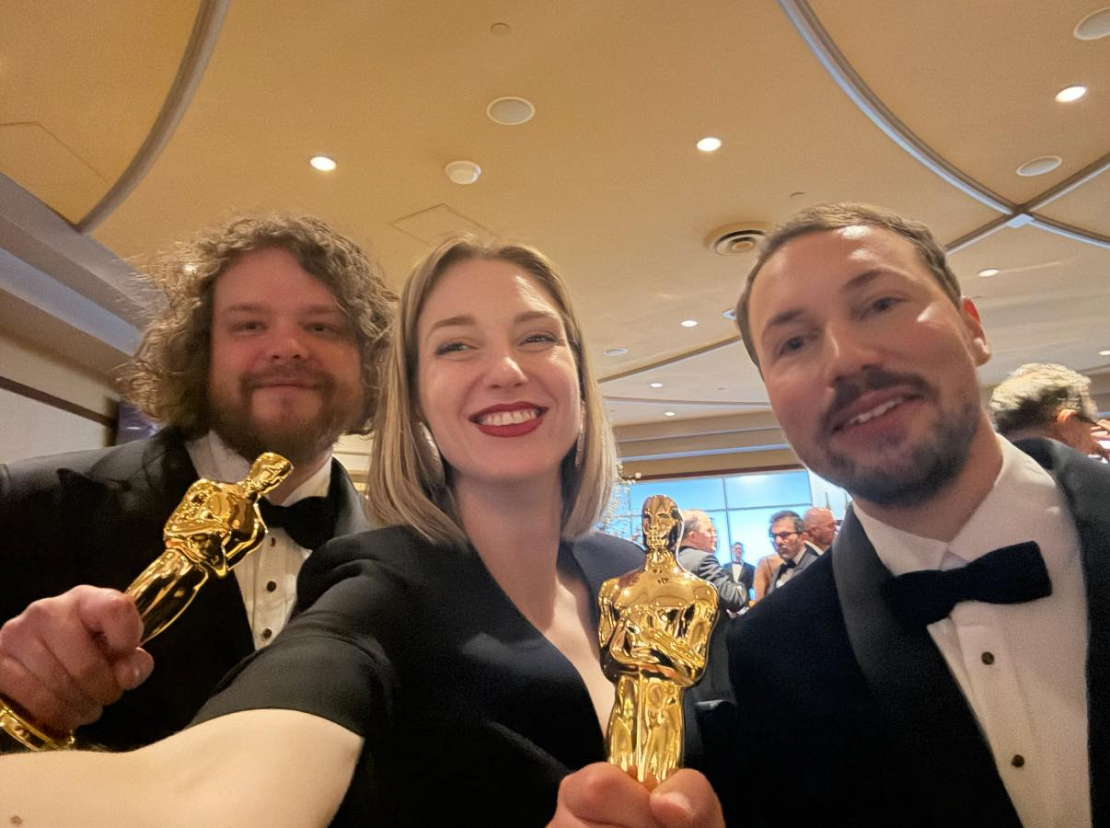 Agnese Lāce ar animācijas filmas "Straume" veidotājiem - Matīsu Kažu un Gintu Zilbalodi. Pēc "Oskara" ceremonijas. 
