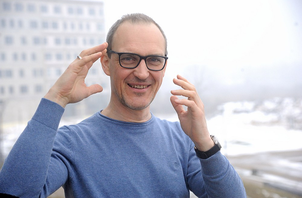 Biedrības "Zaļā brīvība" vides ekonomikas eksperts un Latvijas Universitātes pasniedzējs Jānis Brizga: "Cilvēku ikdienas izvēles, piemēram, transporta veida vai ēdiena izvēli, parasti nosaka ļoti praktiski apsvērumi – ērtība, cenas un citas. Padarot videi draudzīgās izvēles par praktiskāko izvēli, pamazām notiks arī sabiedrības ikdienas paradumu maiņa."