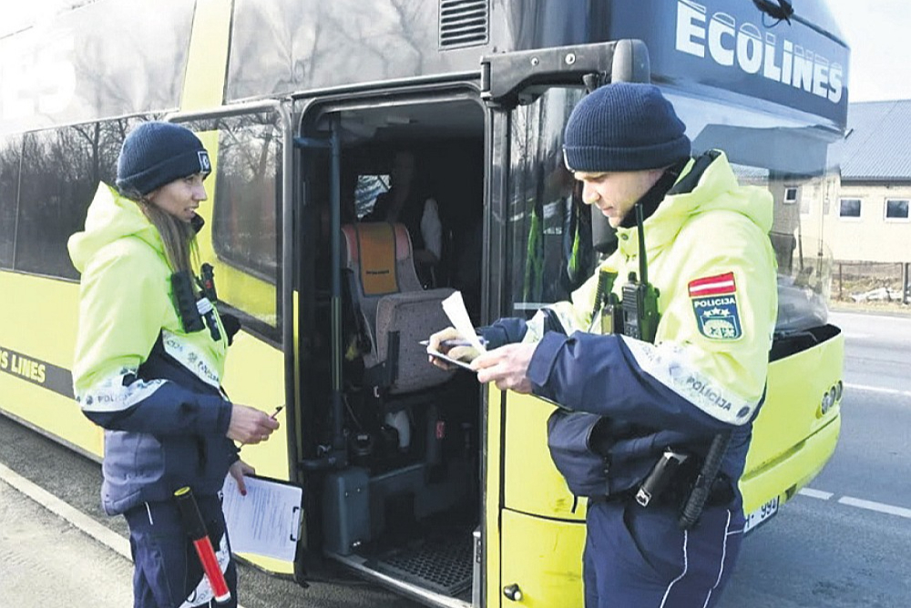 Policijas inspektori Dāvis Alksnis un Maija Sniedzāne speciālā drošības jostu pārbaudes reidā pie Bauskas.