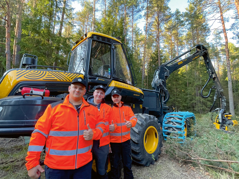 SIA "R Grupa" harvestera operatori produktivitātes mācību laikā.