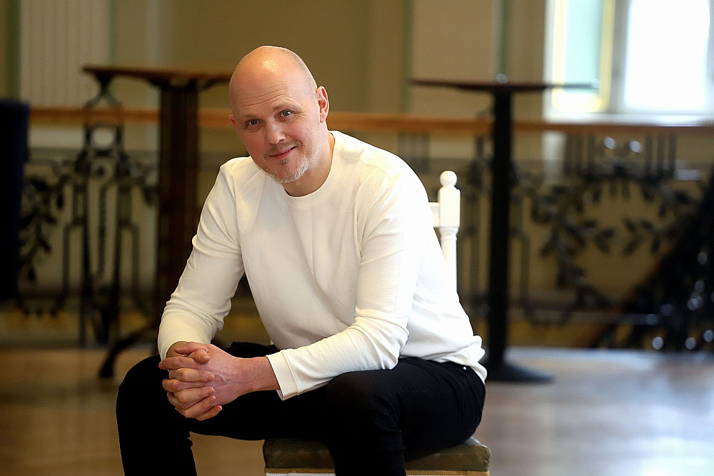 Gundars Grasbergs: "Šis ir laiks, kad arī teātrī jūtam, ka cilvēkiem par lielām, traģiskām un nopietnām lietām negribas domāt, viņi vēlas mazliet no visa atslogoties un pasmaidīt, sajust skaisto."