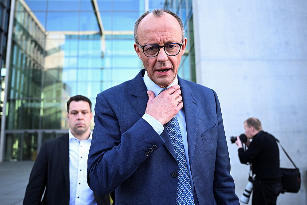 Vācijas konservatīvo līderis Frīdrihs Mercs plāno vēl pašreizējā Bundestāga sasaukumā gūt atbalstu grozījumiem konstitūcijā, lai tā nodrošinātu lielāku finansējumu aizsardzībai un investīcijām infrastruktūrā.