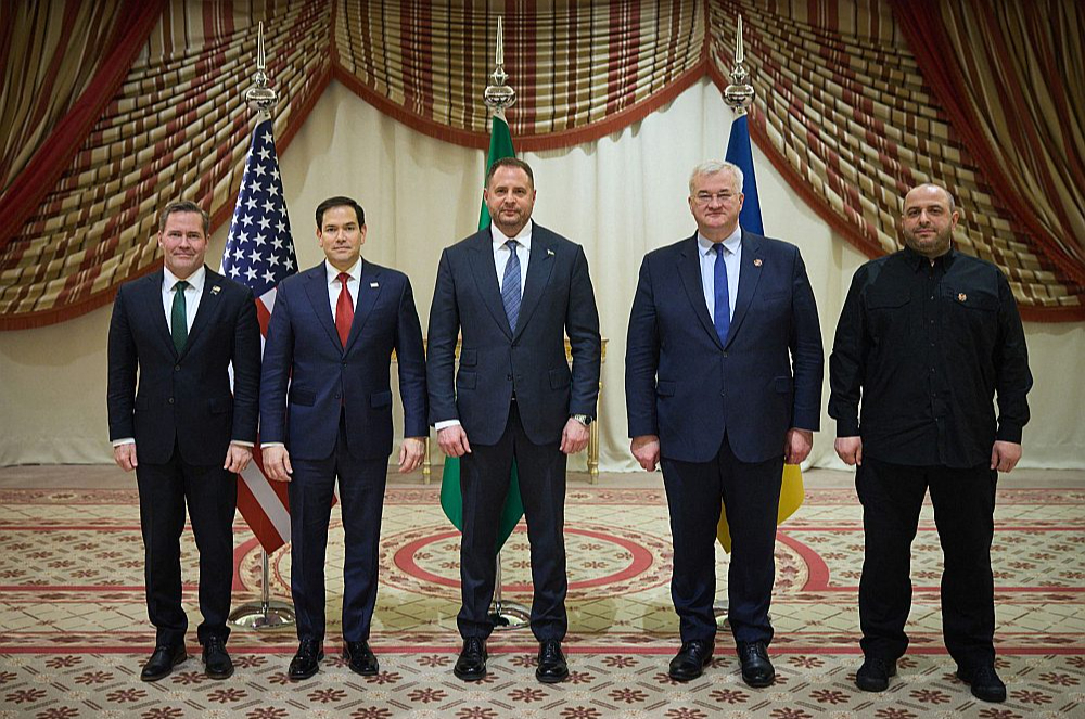 Sarunās Saūda Arābijas pilsētā Džidā piedalījās (no kreisās): ASV nacionālās drošības padomnieks Maiks Volcs, ASV valsts sekretārs Marko Rubio, Ukrainas prezidenta biroja vadītājs Andrijs Jermaks, Ukrainas ārlietu ministrs Andrijs Sibiha un Ukrainas aizsardzības ministrs Rustems Umerovs.