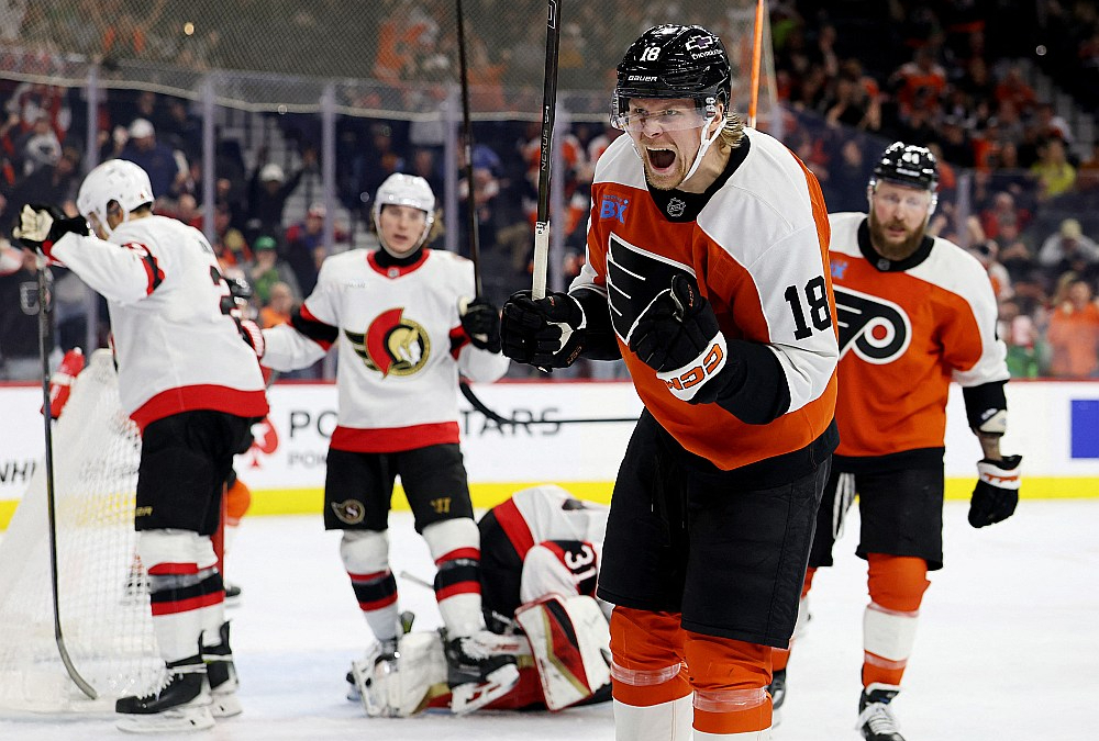 Filadelfijas "Flyers" uzbrucējs Rodrigo Ābols neslēpj emocijas pēc saviem otrajiem gūtajiem vārtiem NHL, kurus viņš guva pret Otavas "Senators" komandu.
