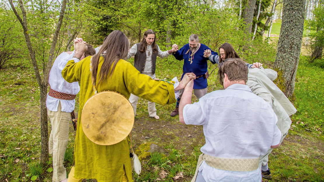 Ūsiņa laikā pieguļā vīriem savas spēles, rituāli un spēkošanās. Meitām un sievām – savas un atsevišķi.