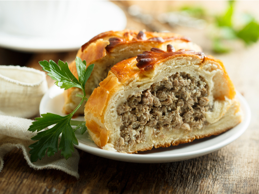 Gaļas un sīpolu pīrāgs.