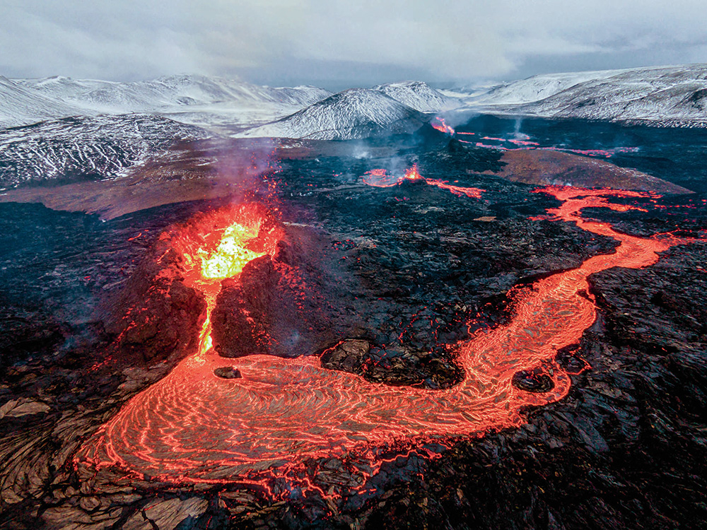 Islandes meteoroloģijas pārvaldes speciālisti pauduši, ka saistībā ar globālās sasilšanas izraisītajām klimata izmaiņām Islandei draud absolūti nekontrolējami vulkānu izvirdumi. 