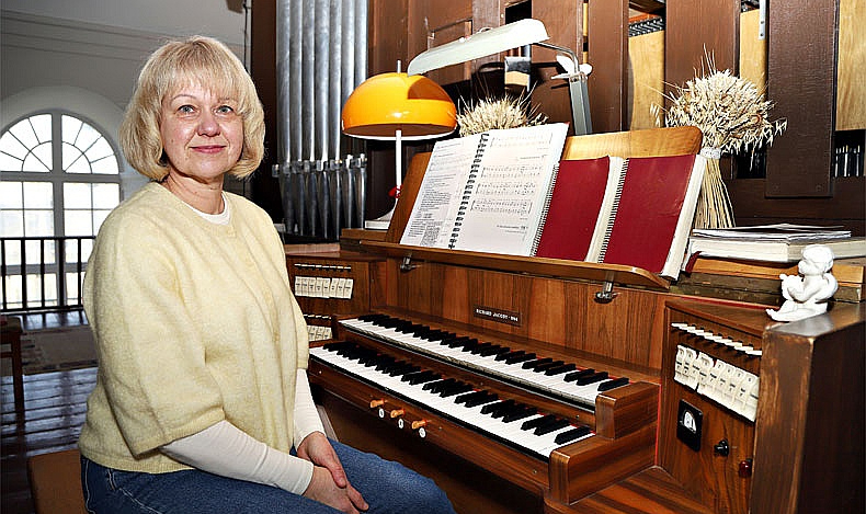 Inga Kalniņa Gulbenes novada luterāņu draudžu dievkalpojumos ērģeles spēlē katru svētdienu.