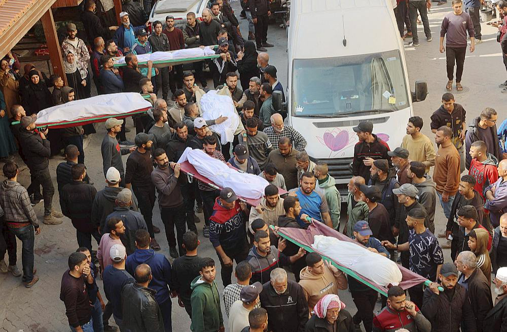 Palestīnieši paziņojuši, ka Izraēlas gaisa triecienos Gazas joslā otrdien nogalināti vairāk nekā 400 cilvēku.