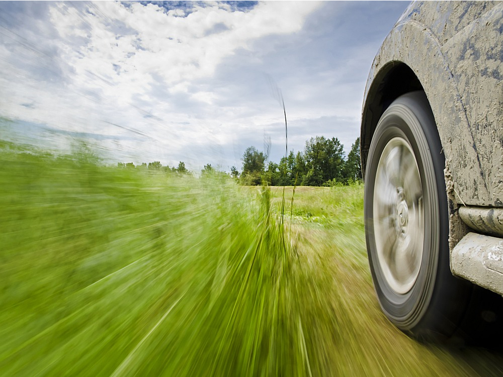 Jaunu, šajā brīdī patiešām ekoloģijas prasībām atbilstošu auto laukos dzīvojošais nevar atļauties nopirkt, bet veca auto lāpīšana ir tikai sevis un kontrolējošo iestāžu mānīšana.