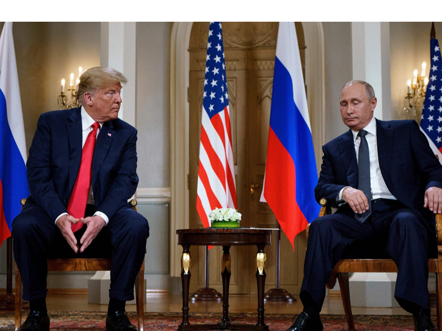 ASV prezidents Donalds Tramps un Krievijas vadonis Vladimirs Putins tikšanās laikā Helsinkos, 2018. gadā. Kremļa saimnieks Putins mēģina ar bruņotu spēku pārzīmēt robežas Eiropas kartē, bet arī Tramps pēdējā laikā devis mājienus, ka gribētu paplašināt ASV teritoriju.
