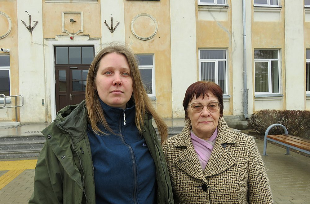 "Cerības pakāpiena" aktīvistes Laura Liepa (no kreisās) un Gunta Ungure cer sarīkot Kūdras svētkus.