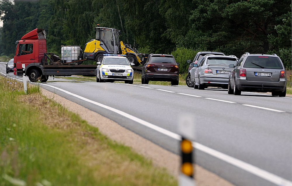 Savācot vairāk nekā 10 000 parakstu, iedzīvotāji apliecina vēlmi A9 Rīga – Liepāja autoceļu pārveidot par četrjoslu šoseju. Šādi viņi cer risināt satiksmes drošības problēmas atsevišķos ceļa posmos. Attēls no 2022. gada, kad ceļu satiksmes negadījuma dēļ, kurā iesaistīta kravas un vairākas vieglās automašīnas, tika slēgta satiksme Liepājas šosejas (A9) posmā Babītes pagastā.