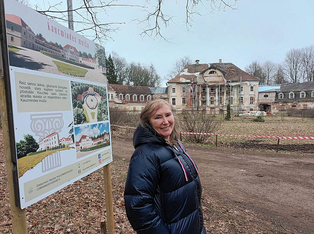 "Ļoti daudzi grib šo vietu grib redzēt atdzimušu, tādēļ atbalsta no sirds," saka Kaucmindes muižas pils jaunā īpašniece Aiva Dreimane-Ozolzīle.