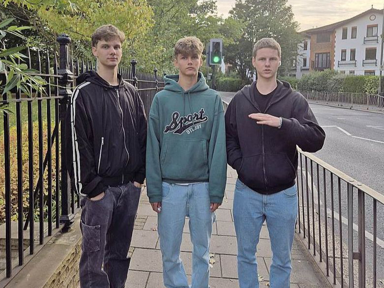 Londonas "Fulham" akadēmijā sevi labi pierāda latviešu ģimenē Anglijā uzaugušais Markuss Gomins (centrā). Attēlā viņš ar vecākajiem brāļiem Robertu (no kreisās) un Raulu.