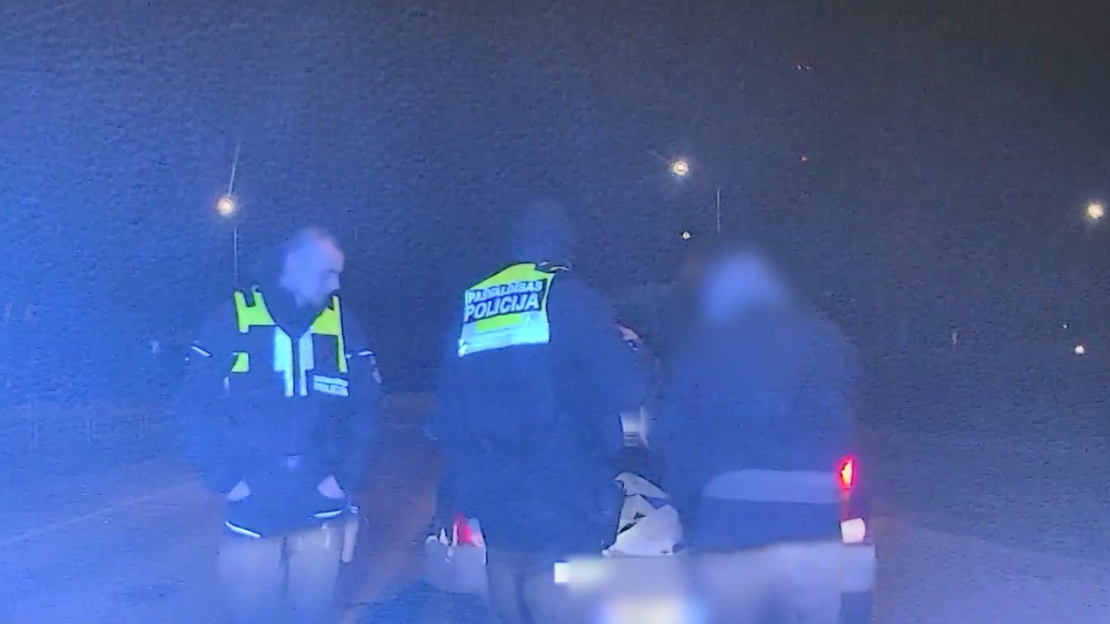 Policijas darbinieki aizturējuši vīrieti, kura vadītās automašīnas bagāžniekā atrastas narkotiskās vielas.