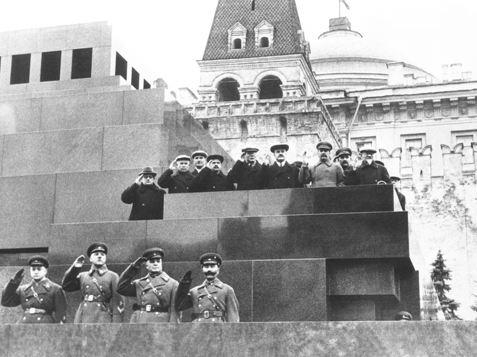 Padomju vadītāji Ļeņina mauzolejā 1936. gada 17. novembrī. Augšā no kreisās: Mežlauks, Hruščovs, Čubars, Andrejevs, Rudzutaks, Molotovs, Staļins, Kaganovičs un Kaļiņins. Zemāk - Tuhačevskis, Vorošilovs, Jagohovs un Budjonijs.