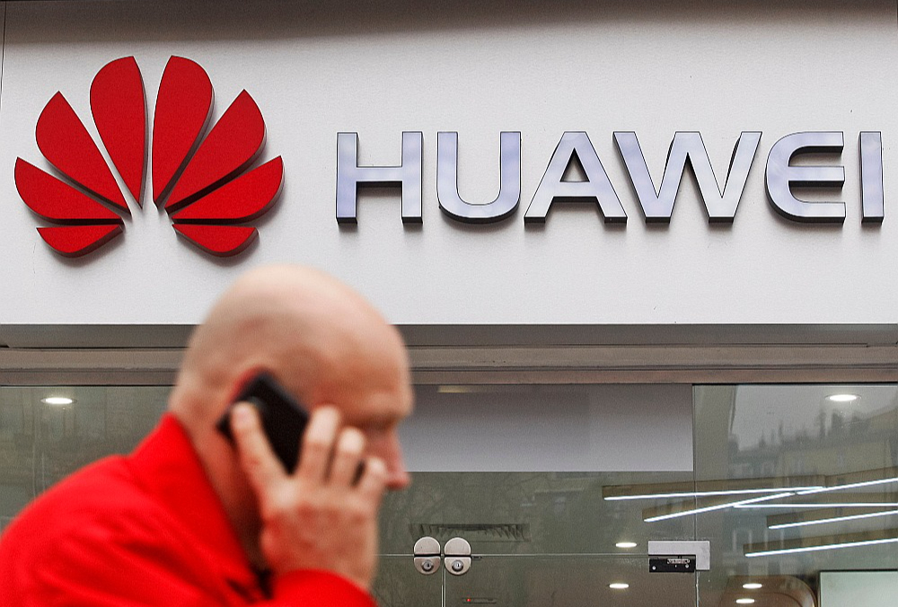 Pagājušajā nedēļā uzliesmojušā korupcijas skandāla dēļ Eiroparlamenta un Eirokomisijas vadība ir aizliegusi "Huawei" lobistiem, kas reģistrēti ES atklātuma žurnālā, ienākt tās telpās Briselē, Strasbūrā, Luksemburgā, kā arī birojos ES valstīs.
