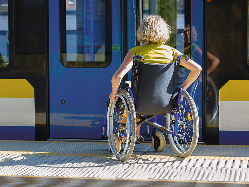 Cilvēkam, kurš pārvietojas ratiņkrēslā, pirms brauciena ar sabiedrisko transportu ieteicams iepriekš iepazīties ar iespējām vēlamajā transporta veidā un maršrutā.
