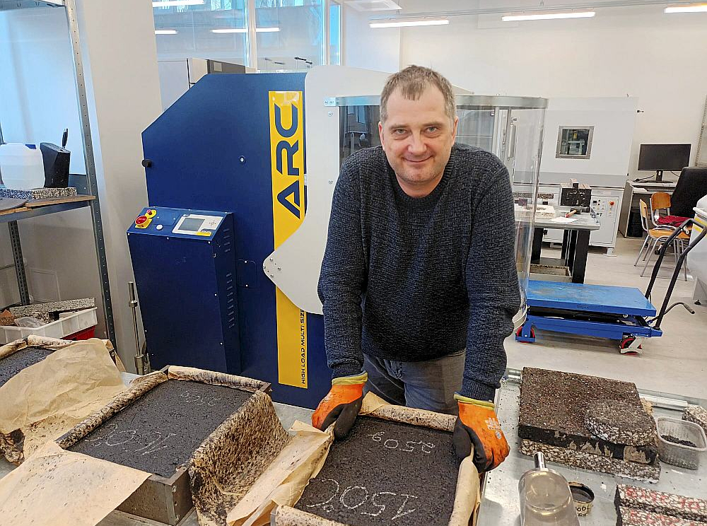 RTU profesors, Dr. sc. ing. Viktors Haritonovs ar ceļu būvniecības inovāciju projektiem darbojas jau 25 gadus, laboratorijā joprojām nekautrējas no melnajiem darbiem un uzsver: "Zinātne ir gatava visiem pavērsieniem. RTU varam izstrādāt receptūru arī "koka asfaltbetonam", kurā naftas bitumena saistviela ir aizstāta ar bioloģiskiem polimēriem, kas iegūti no koksnes vai salmiem."