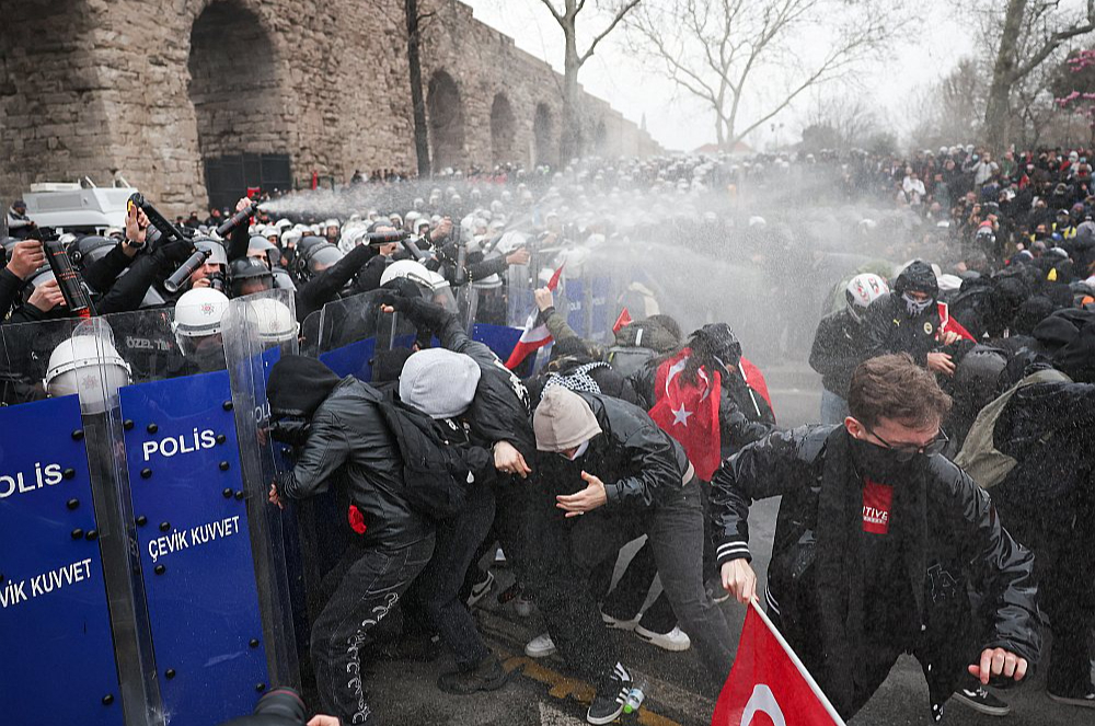 Kopš Stambulas mēra Ekrema Imamoglu aizturēšanas trešdien daudzviet Turcijā, tostarp Stambulā (attēlā), notikušas demonstrantu sadursmes ar policiju, kurās aizturēti vairāk nekā 1100 cilvēku.