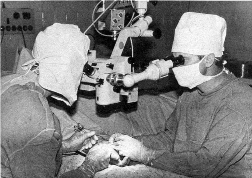 Mikroķirurģijas operācija Gaiļezerā 1985. gadā.