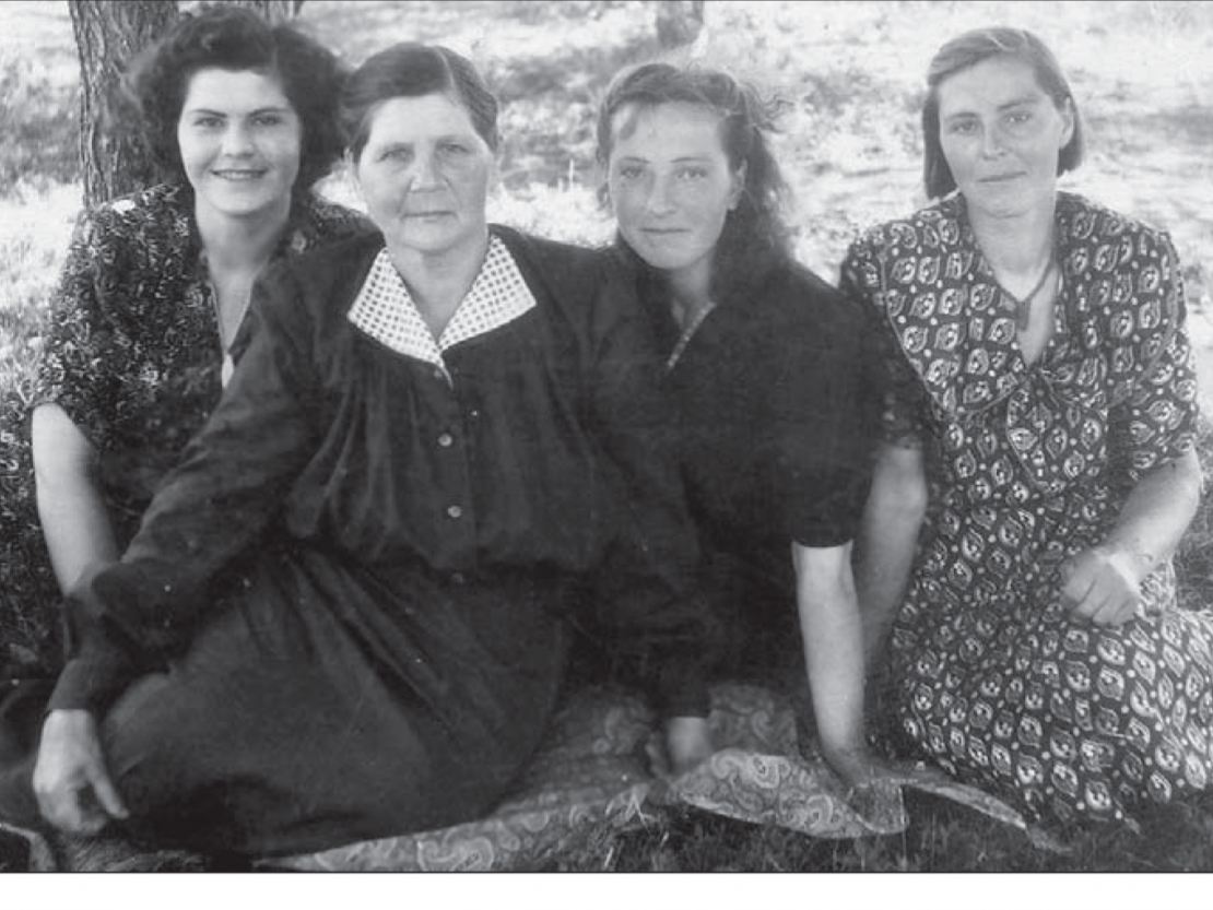 Sibīrijā 1954. gada vasarā pie ģimenes ciemos atbraukusi Eleonora (pirmā no kreisās) kopā ar māmiņu Veroniku Cacuri un abām māsām – Solomeju un Sholastiku.