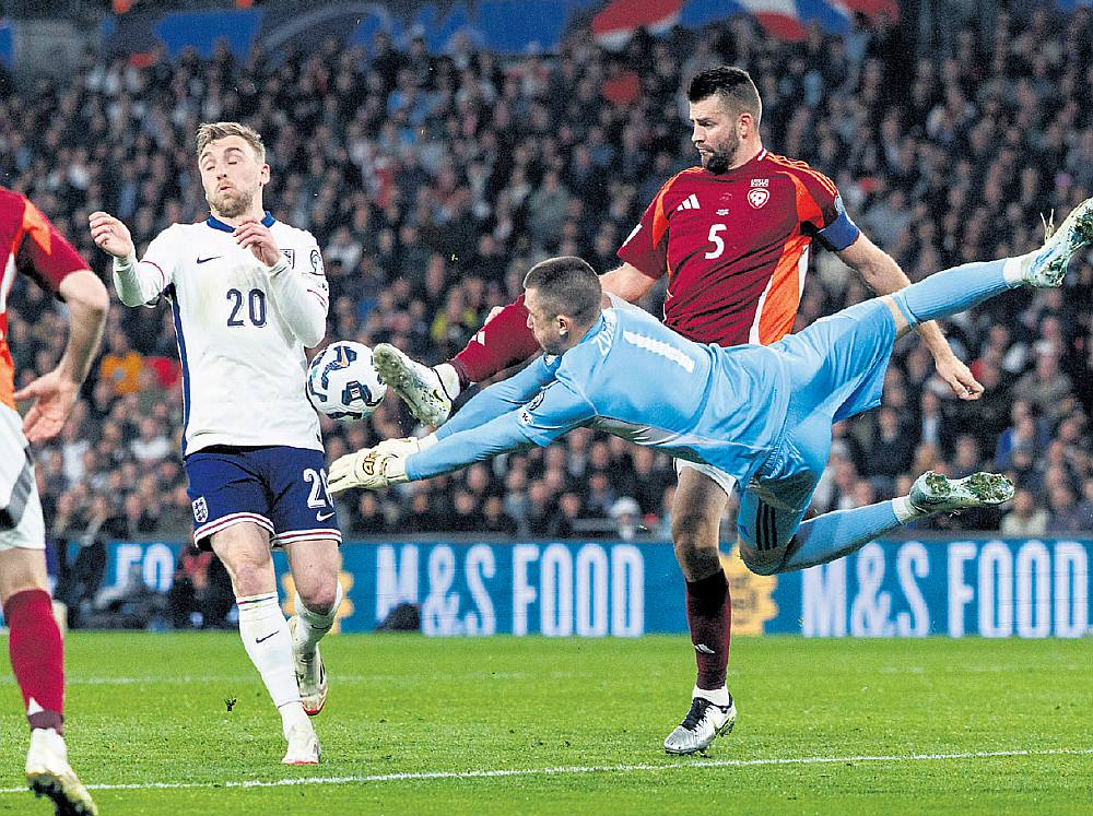 Latvijas futbola izlases vārtsargs Krišjānis Zviedris akrobātiskā lēcienā glābj komandu no vārtu zaudējuma. Latvijas spēlē pret Angliju slavenajā Vemblija stadionā tieši vārtu vīrs bija pelnījis lielākās uzslavas.