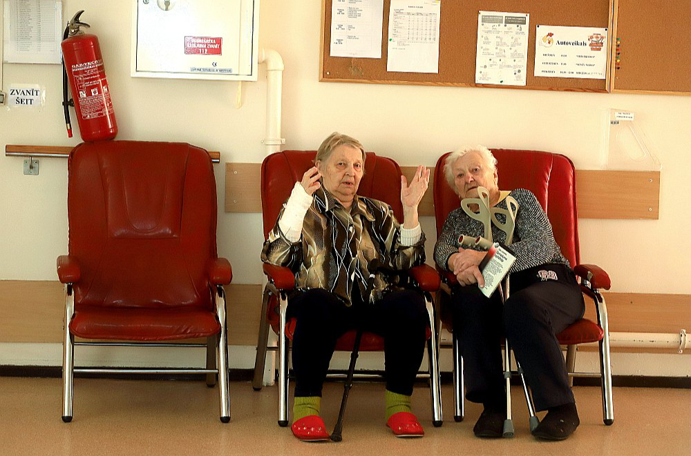 Daļa sociālās aprūpes centru klientu labprātāk izvēlas palikt istabās, bet citiem ir tieši svarīgi socializēties.