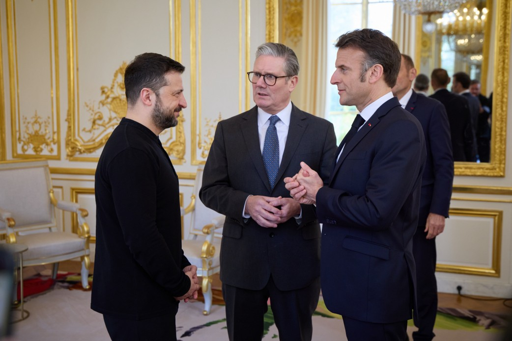 Kīrs Stārmers, E. Makrons un V. Zelenskis Parīzes samitā.