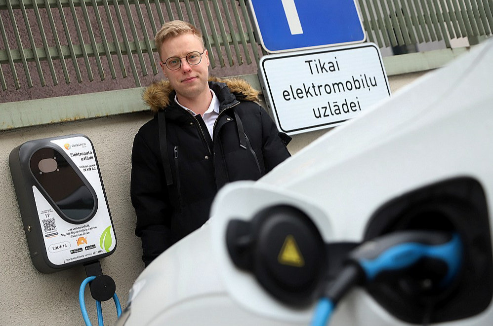 "Elektrum" Energoefektivitātes centra un elektromobilitātes eksperts Edgars Korsaks-Mills: "Statistika liecina, ka pašreiz puse no visām elektroauto uzlādēm notiek mājās, daļa spēkratu parasti tiek lādēta pie birojiem un darbavietām un daļa – publiskajās uzlādes stacijās, ieskaitot tirdzniecības centrus un izklaides vietas."