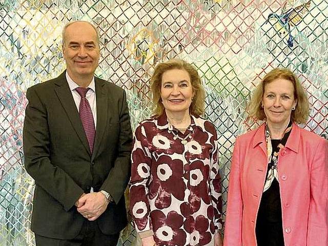 Somijas Ārlietu ministrijas Ziemeļvalstu sadarbības sekretariāta vadītāja, vēstniece Anne Sofie Stude (no labās) kopā ar Somijas vēstnieci Anni Salorantu un Kari Salorantu oficiālajā Somijas prezidentūras atklāšanas pasākumā Rīgā.